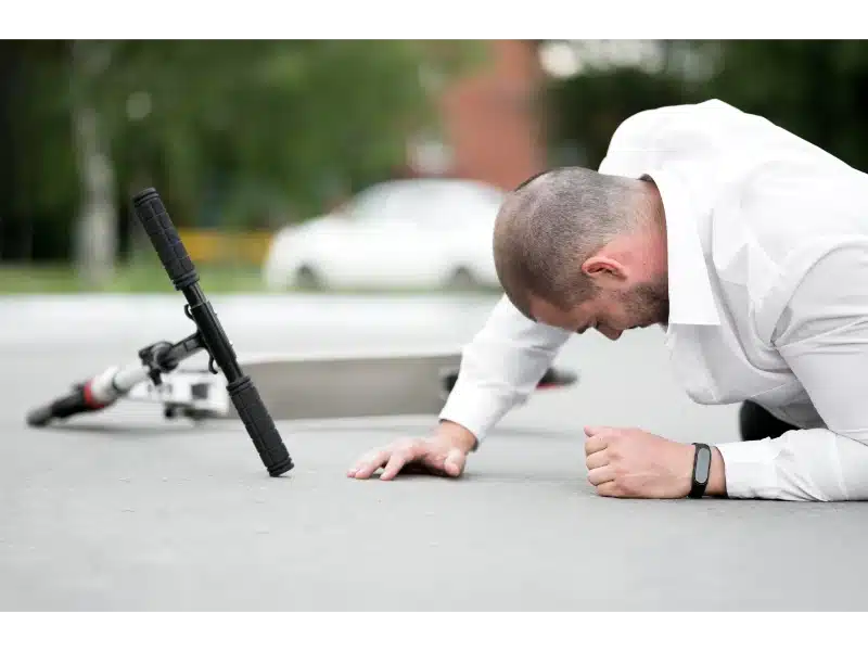 Guía Completa: Baja laboral por latigazo cervical y otros accidentes de tráfico 4 accidente hombre patinete en el suelo