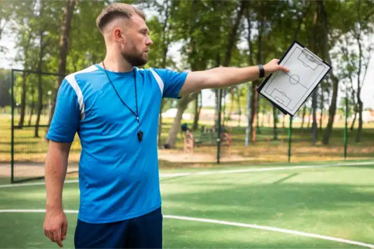 entrenador dando direcciones deportivas