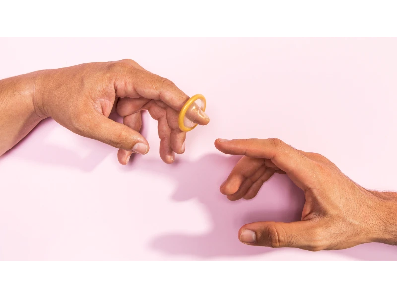 Relaciones sexuales y Kamasutra: 10 posturas si tienes problemas 3 manos preservativo