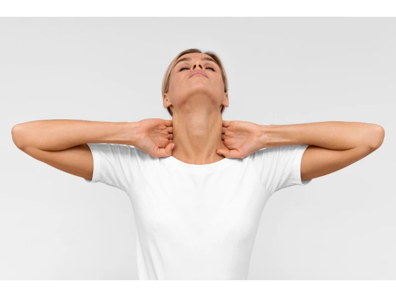 Guía Completa: Baja laboral por latigazo cervical y otros accidentes de tráfico 3 mujer manos en cuello lesion