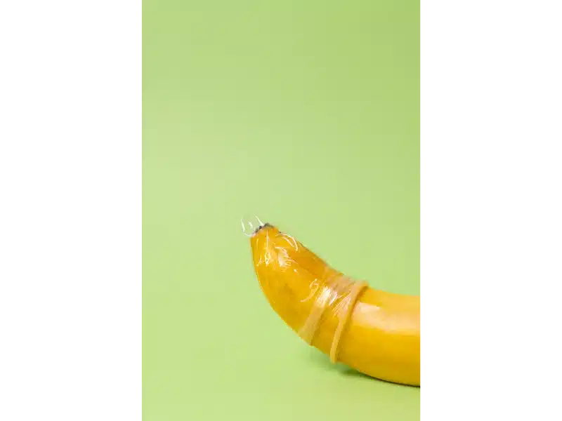 Relaciones sexuales y Kamasutra: 10 posturas si tienes problemas 4 preservativo platano