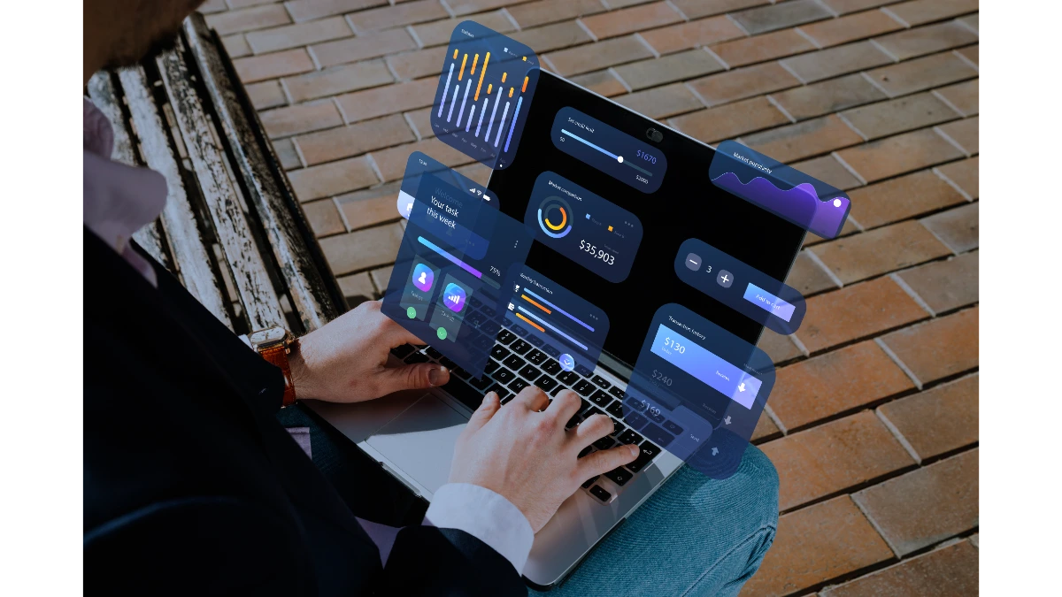 Persona usando un portátil con paneles de análisis de datos y métricas flotando en pantalla.