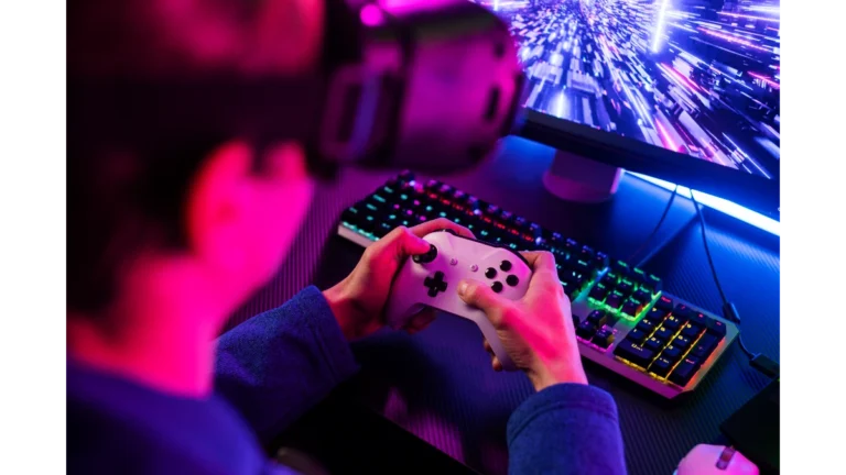 Persona jugando a videojuegos mientras prueba un proyecto creado con Unreal Engine.