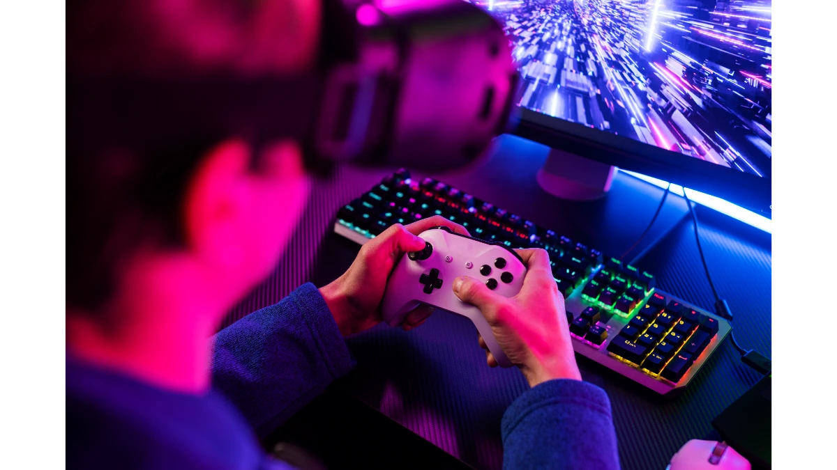 Persona jugando a videojuegos mientras prueba un proyecto creado con Unreal Engine.