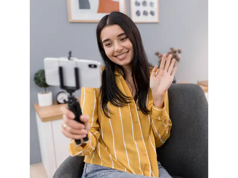 Cómo ser influencer hoy: lo que SÍ funciona (y lo que ya no) 12 vlogger grabandose con movil