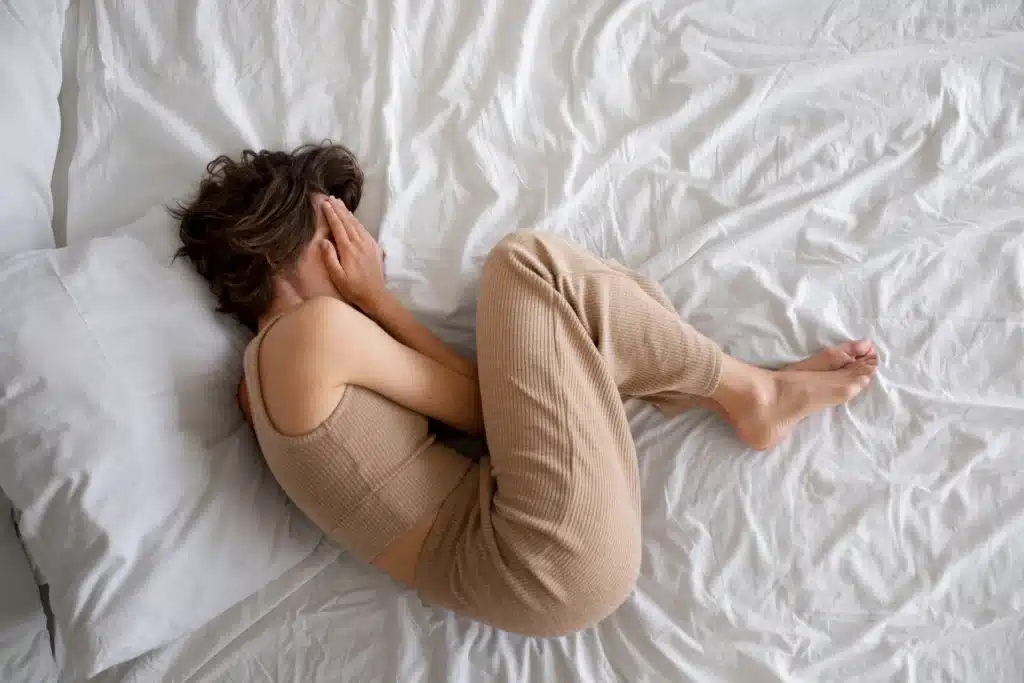 Cómo bajar el cortisol de forma natural : 7 claves científicas 2 mujer cama como bajar el cortisol
