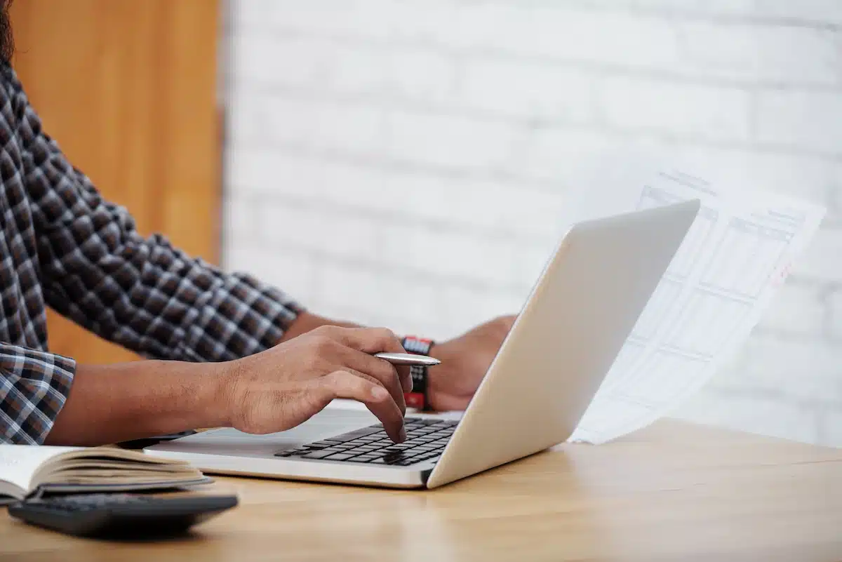 Factura electrónica obligatoria: El ERROR del 80% de PYMES 4 working-financial-report