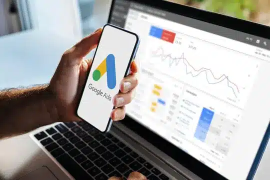 Conoce 3 errores de atribución en Google Ads que arruinan tus campañas. 2 errores de atribución en Google Ads mostrados en pantallas.