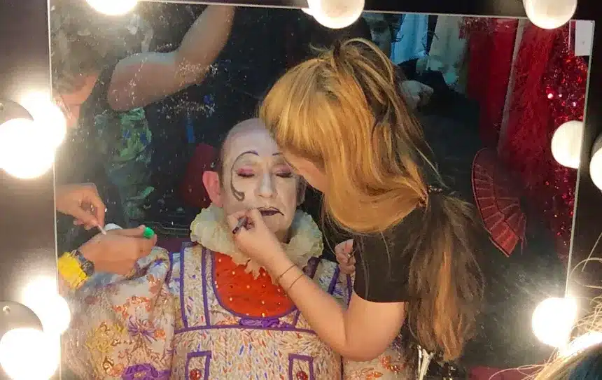 Mujer caracterizando
