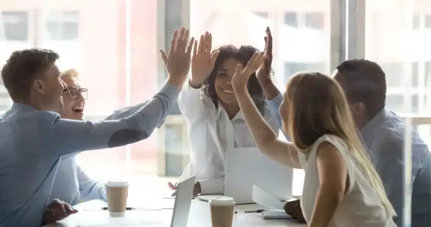 5 claves para liderar en gestión de hoteles y alojamientos turísticos 4 Personas Multiculturales Celebrando