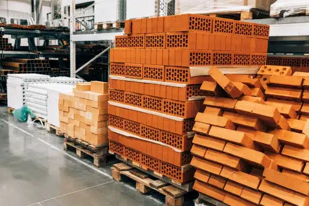 Control de calidad en construcción: 7 errores que te hacen perder dinero 3 materiales apilados