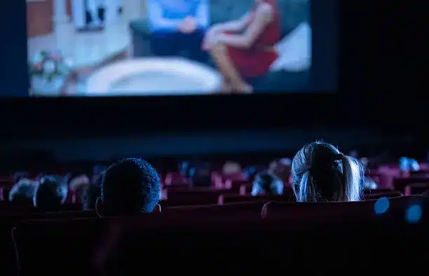 4 tendencias del cine actual para no quedarte obsoleto 2 Personas viendo pelicula
