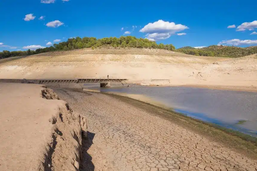 Consumo de agua: el truco número 1 para ahorrar sin esfuerzo 6 playa con signos de sequia