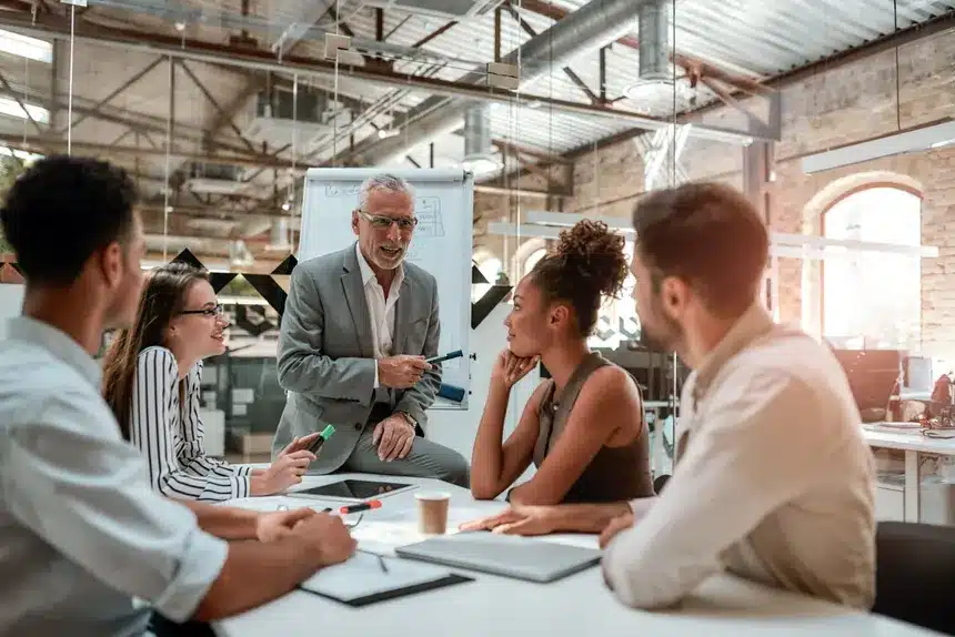 Tendencias de moda: El fin del Fast Fashion 6 personas realizando alineacion estrategica