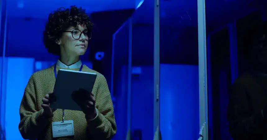 Cómo trabajar en la industria gráfica: Diseño y producción 4 salidas profesionales, mujer trabajando