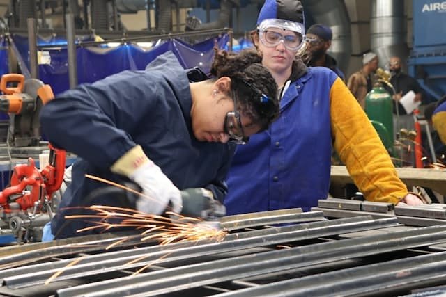 Titulitis en España: por qué acumular títulos no garantiza empleo