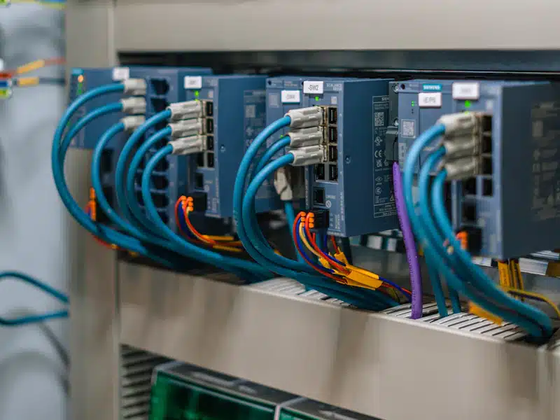 Automatización industrial: qué es y cómo conectar una fábrica 3 Armario de control industrial con módulos electrónicos y cables de colores