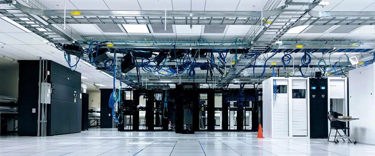Automatización industrial: qué es y cómo conectar una fábrica 6 Armarios de servidores y cableado estructurado de una infraestructura de comunicaciones