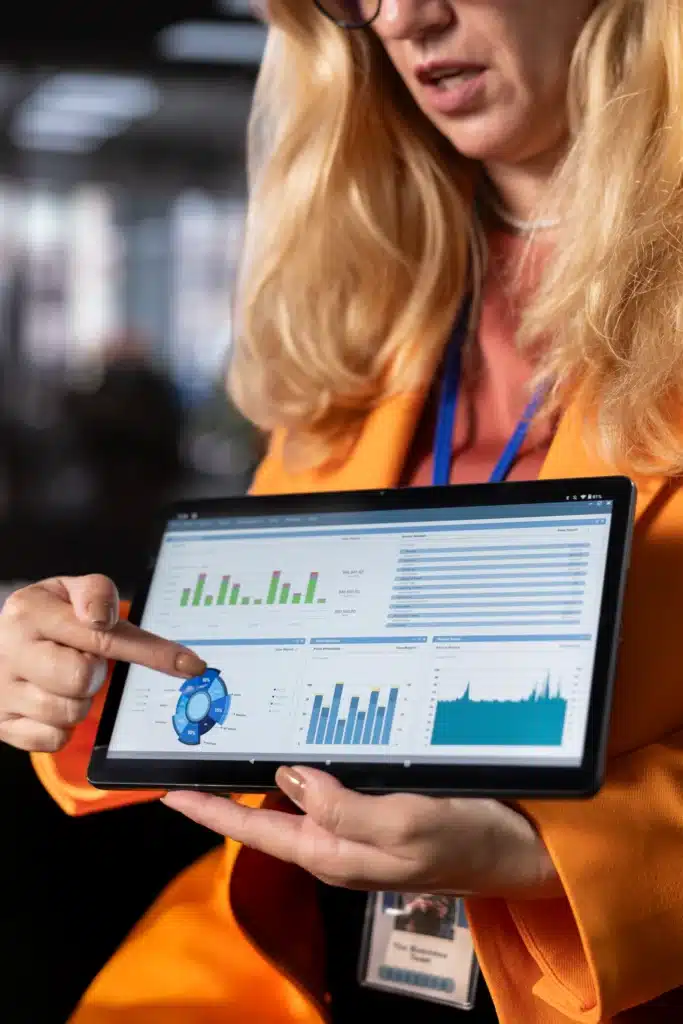 Análisis de datos 2026: cómo transformar información en decisiones de mercado 6 Explicando análisis en una tablet