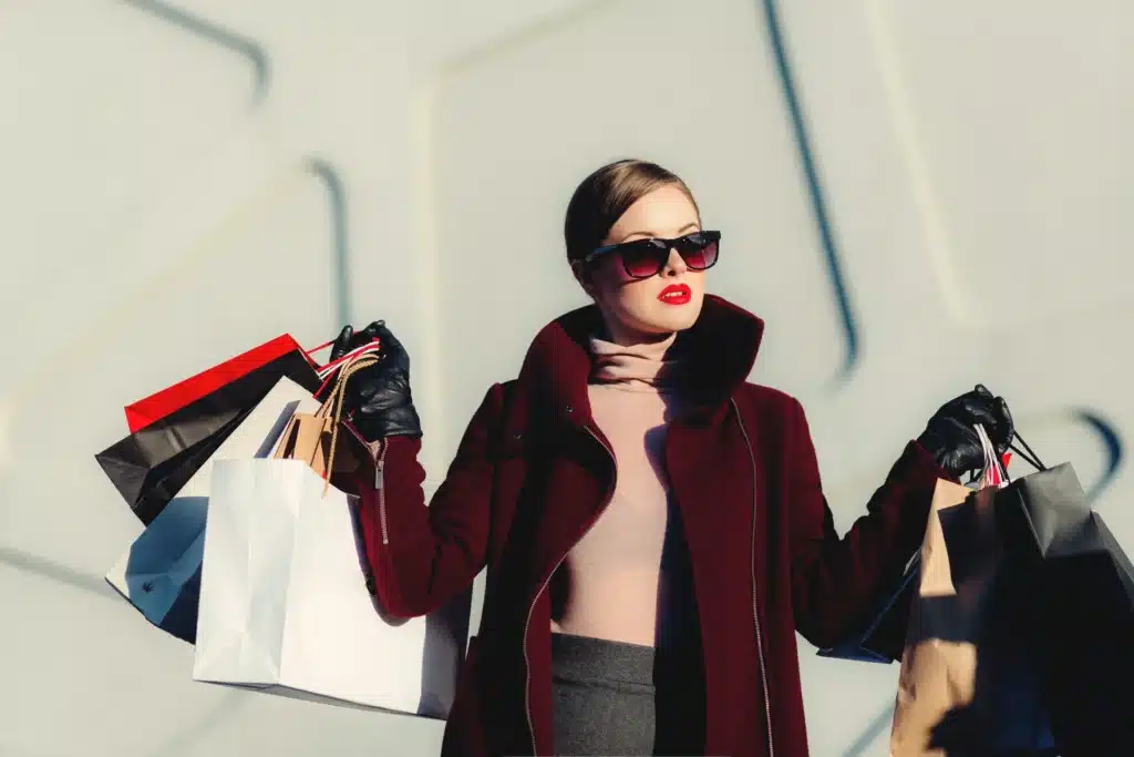 Asesoría de imagen 2026: 9 claves imprescindibles para convertir el estilo en profesión 4 Mujer de compras