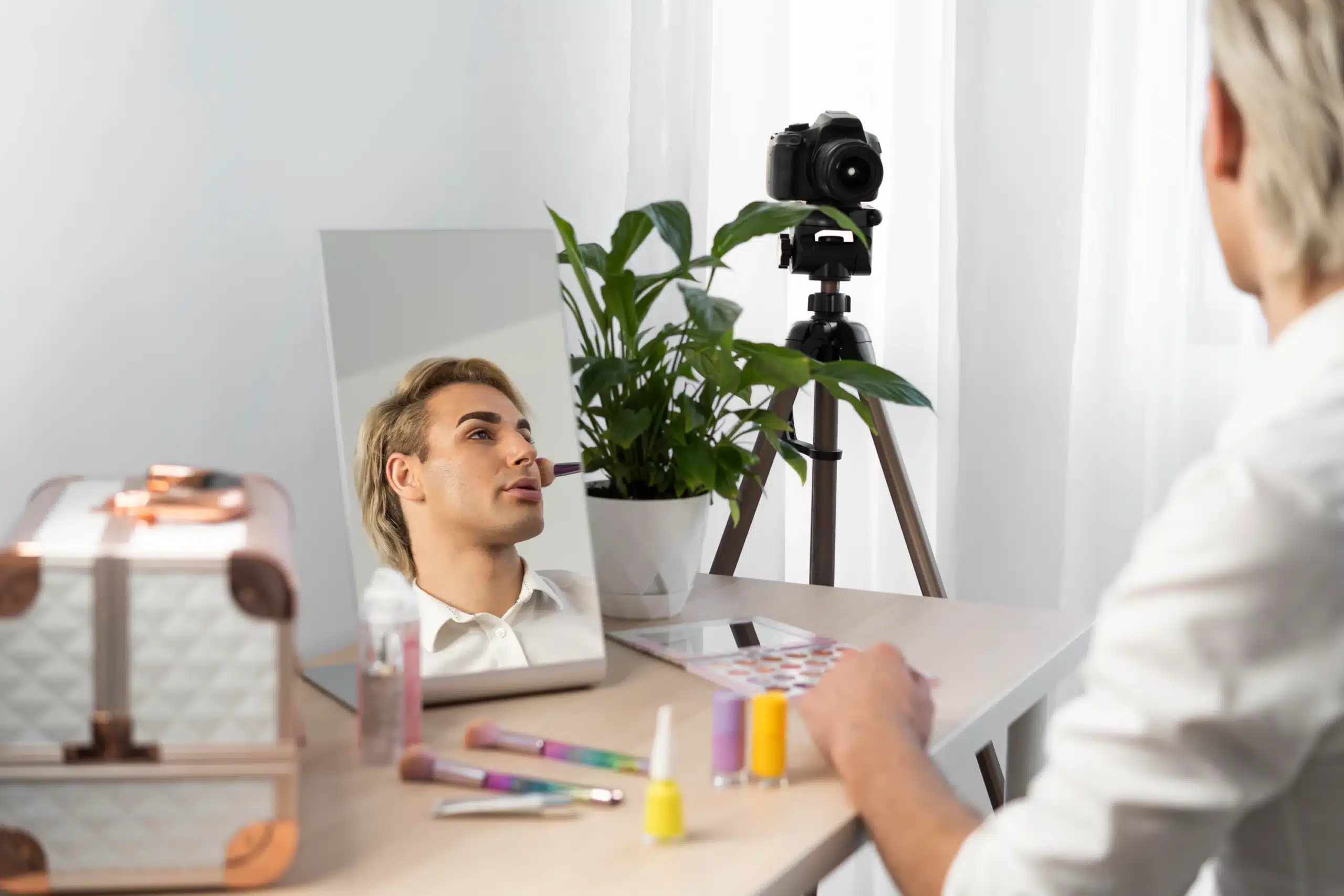 Persona sometiéndose a una asesoría de imagen