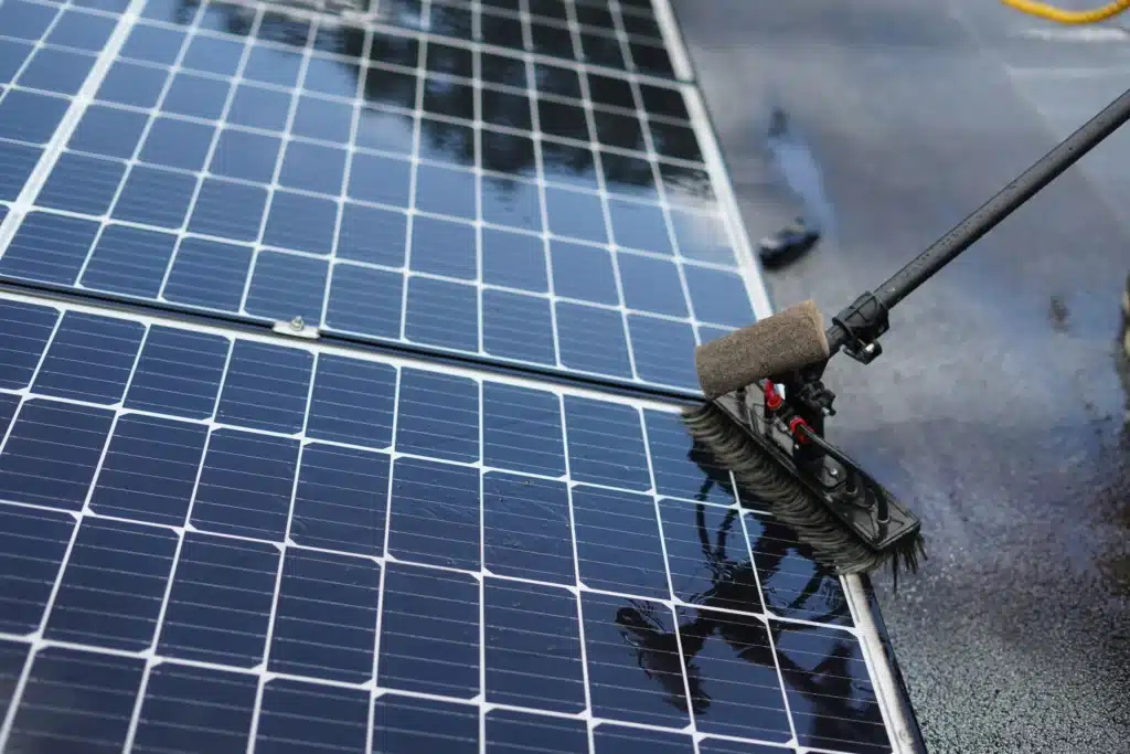 Placas fotovoltaicas 2026: 9 claves imprescindibles para entender la energía solar 7 Mantenimiento placas fotovoltaicas