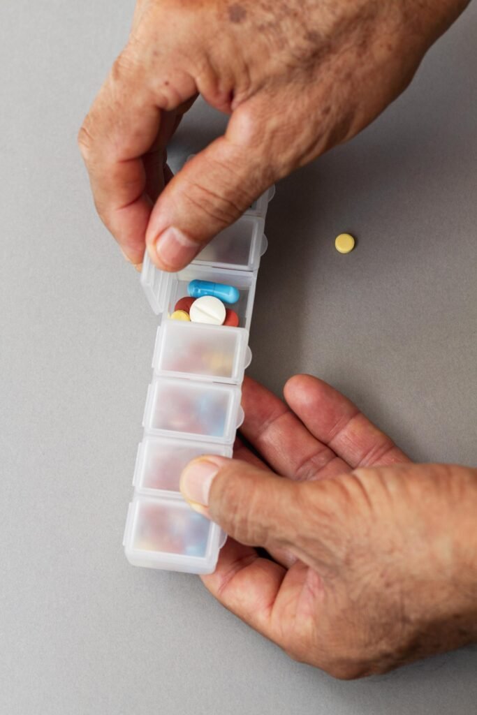 Pastillas en un organizador de pastillas
