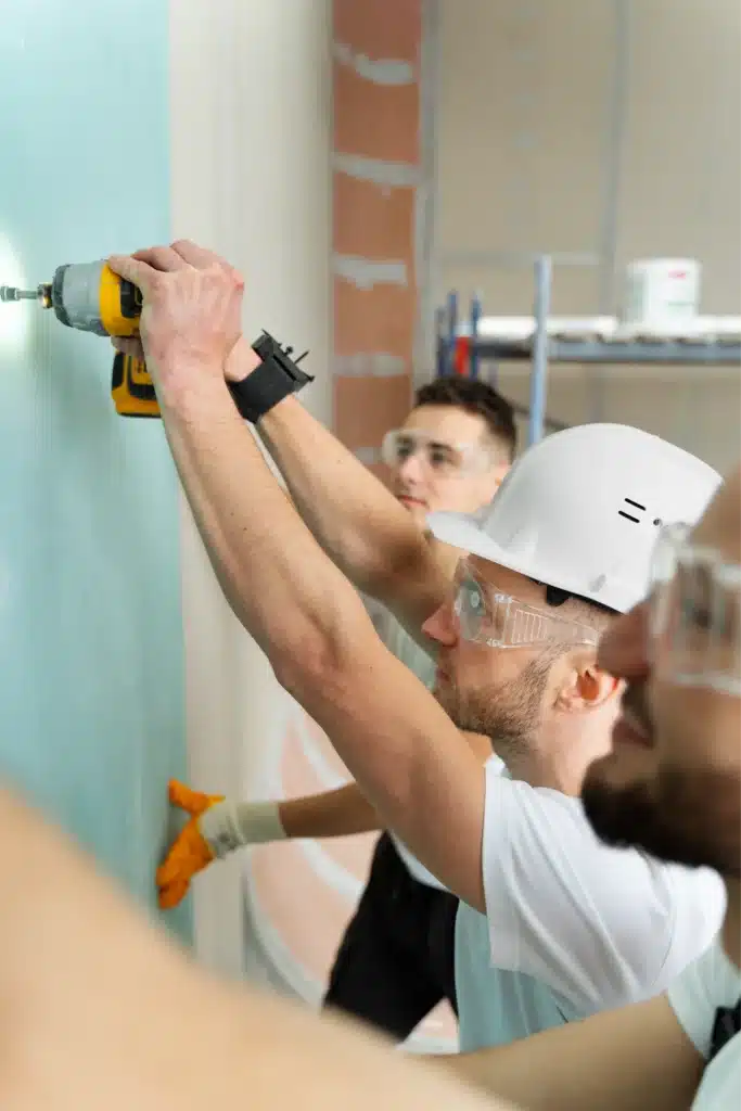Reformas integrales 2026: cómo planificar una obra de principio a fin 6 Taladrando pared en reforma