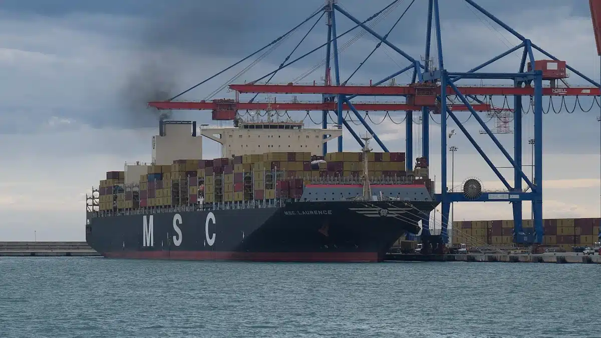 Comercio internacional: cómo funciona y qué oportunidades ofrece a las empresas 9 Barco portacontenedores atracado bajo grandes grúas de una terminal comercial