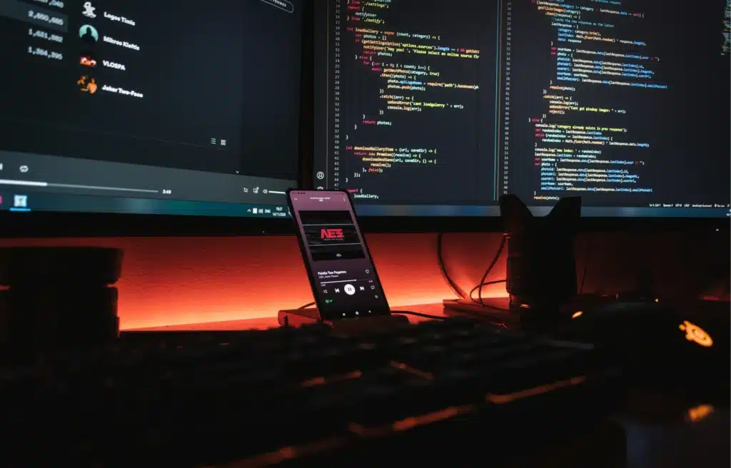 Desarrollador Full Stack 2026: guía definitiva para trabajar en desarrollo web 3 Escritorio con ordenador , con código de programación