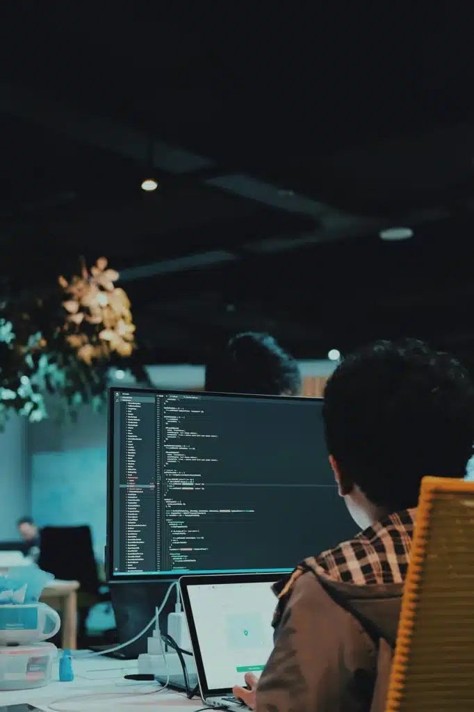 Desarrollador Full Stack 2026: guía definitiva para trabajar en desarrollo web 4 desarrollador full stack programando