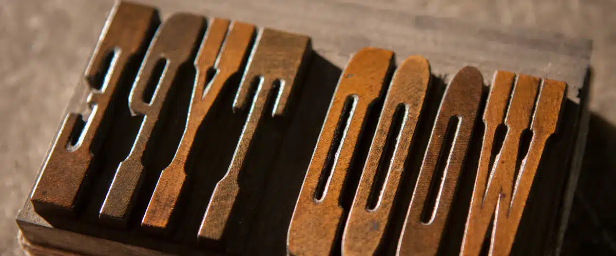 Identidad visual corporativa: elementos para construir una marca coherente 8 Bloques de madera para impresión tipográfica colocados sobre una mesa artesanal