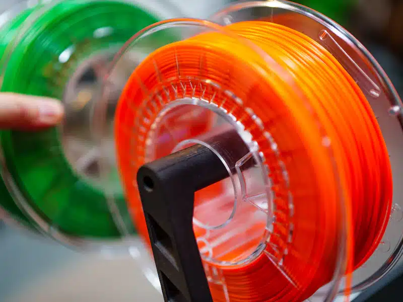 Tipos de plásticos: clasificación, propiedades y aplicaciones industriales 3 Bobinas de filamento termoplástico de distintos colores para fabricación aditiva