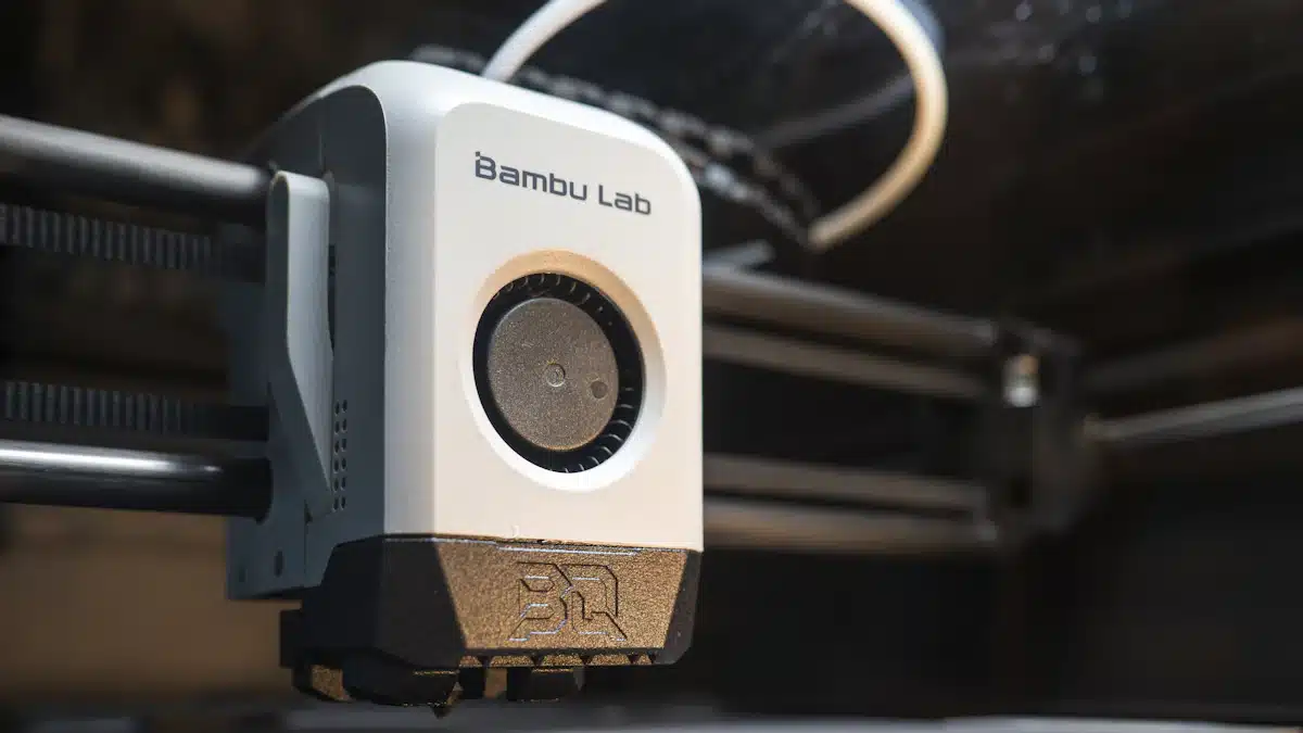 Fabricación aditiva: qué es la impresión 3D industrial y para qué se utiliza 5 Boquilla de impresora 3D trabajando durante un proceso de fabricación industrial