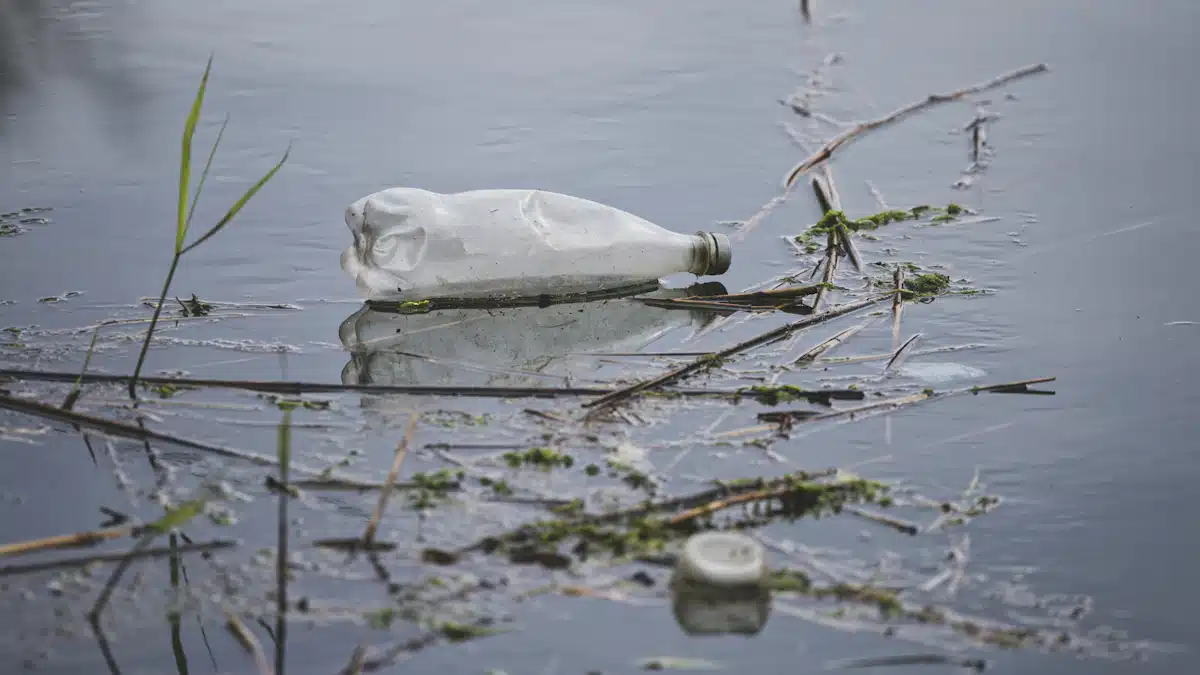 Salud ambiental: cómo la química ayuda a prevenir los riesgos de la contaminación 4 Botella de plástico flotando en agua turbia junto a residuos