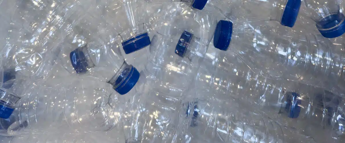 Tipos de plásticos: clasificación, propiedades y aplicaciones industriales 8 Botellas de plástico recuperadas y agrupadas para su tratamiento en reciclaje