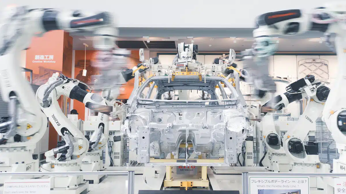 Producción industrial: cómo organizar y mejorar una fábrica 2 Brazos robóticos ensamblan una carrocería en una línea de producción industrial automatizada