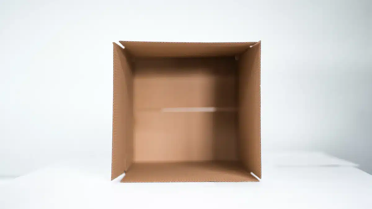 Branding: cómo construir una marca reconocible y diferenciada 9 Caja de cartón blanco abierta sobre fondo claro para un producto