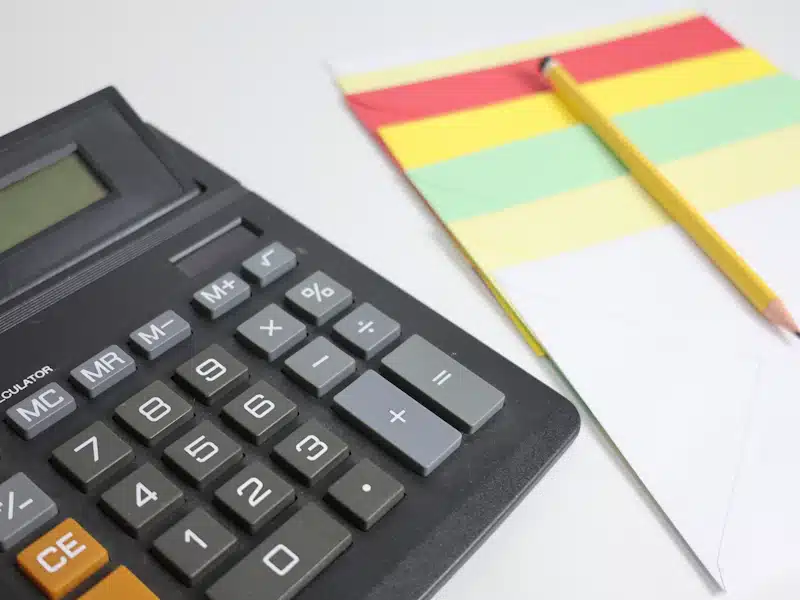 Valor presente neto: cómo calcularlo y decidir si invertir 3 Calculadora y cuaderno preparados para actualizar flujos de caja futuros