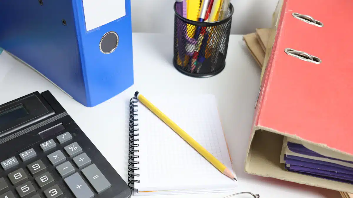 Calculadora y cuadernos sobre un escritorio preparado para revisar gastos