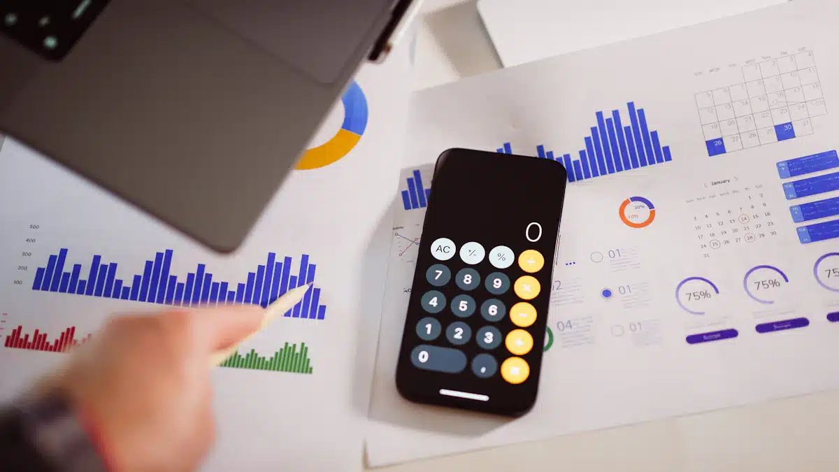 Desarrollo de aplicaciones móviles: fases, tecnologías y costes 5 Calculadora y ordenador en una mesa para estimar el presupuesto de una app
