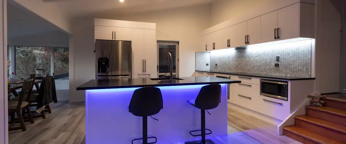 Cocina moderna con tiras de iluminación LED integradas en el mobiliario