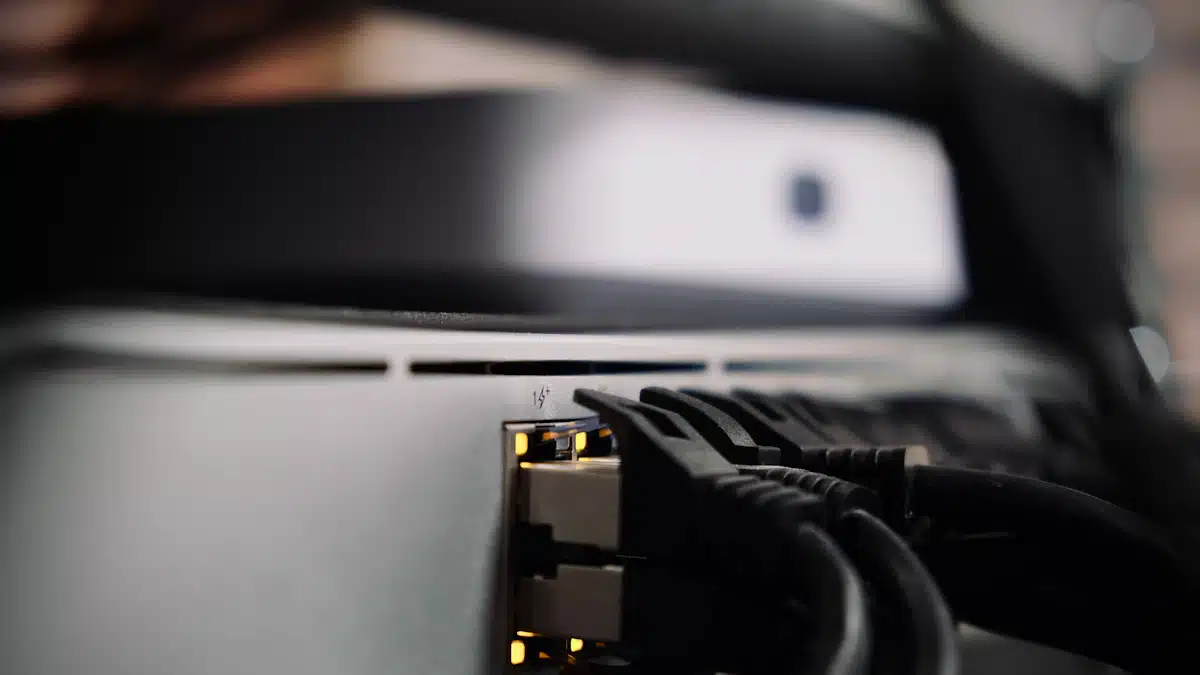 Automatización industrial: qué es y cómo conectar una fábrica 5 Conexiones Ethernet visibles en equipos de comunicaciones de una red técnica