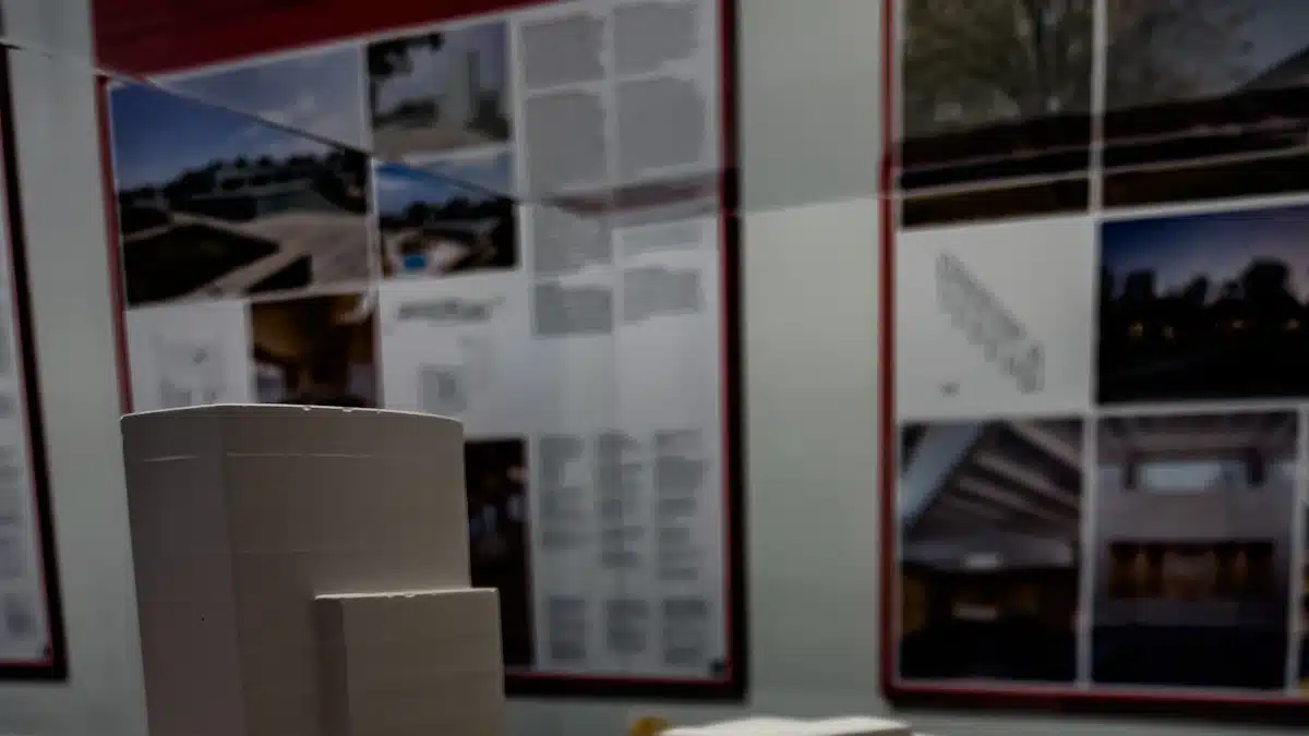 Maquetas de arquitectura: tipos, escalas y cómo hacerlas 5 Conjunto de edificios y árboles en miniatura dispuesto como maqueta urbanística