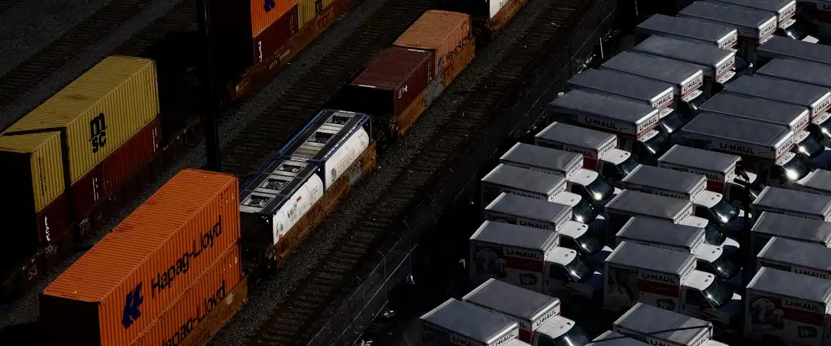 Comercio internacional: cómo funciona y qué oportunidades ofrece a las empresas 7 Contenedores de carga distribuidos entre trenes y camiones en zona portuaria