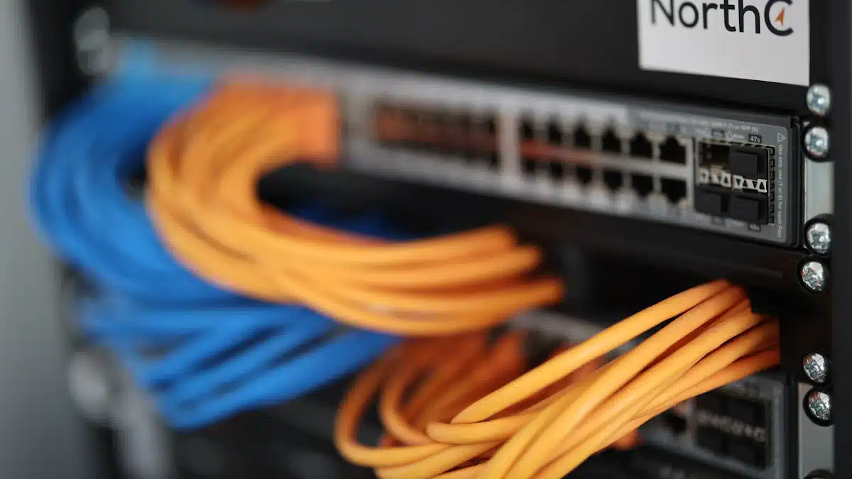 Virtualización: qué es, cómo funciona y sus ventajas para empresas 4 Detalle de conmutador de red instalado en un armario técnico