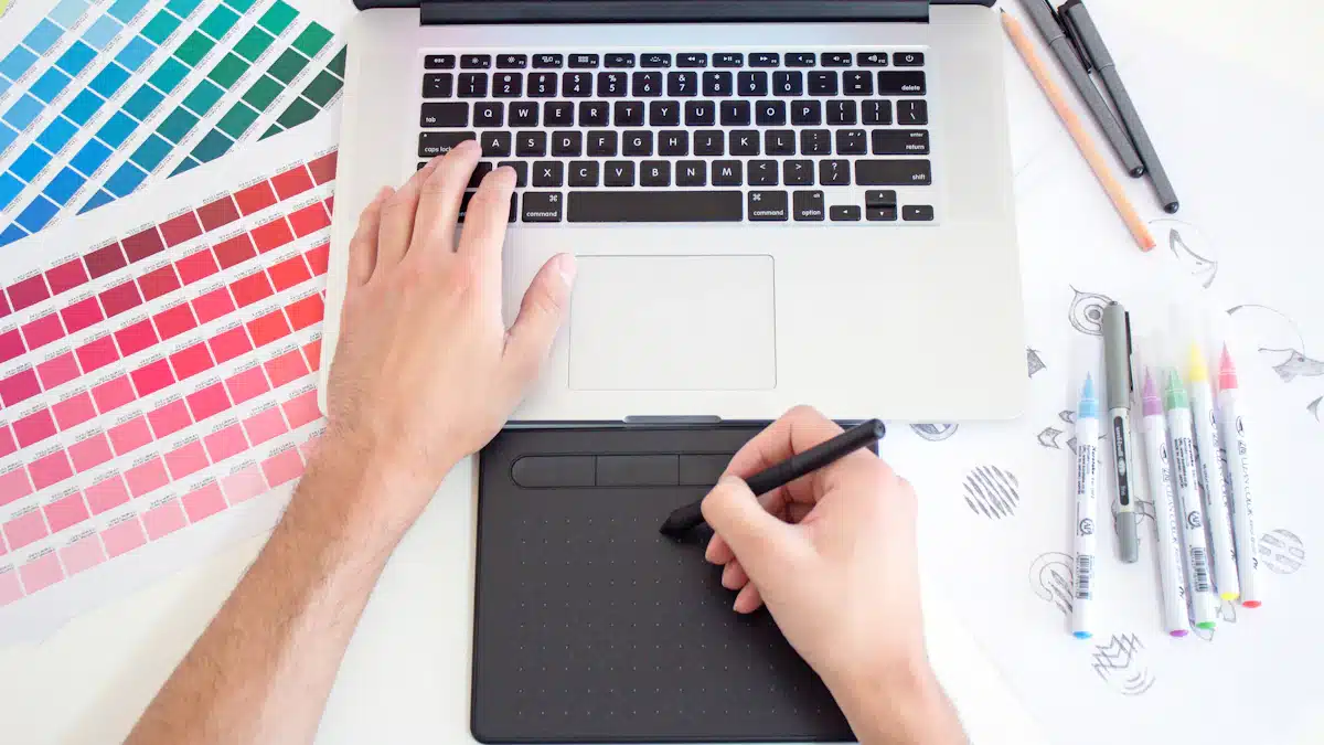 Identidad visual corporativa: elementos para construir una marca coherente 2 Diseñador gráfico trabajando con tableta digital, ordenador y muestras de color