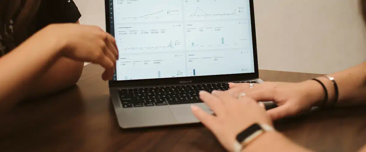 Email marketing: estrategias para captar y fidelizar clientes 6 Dos compañeras analizando información de clientes en un ordenador de oficina