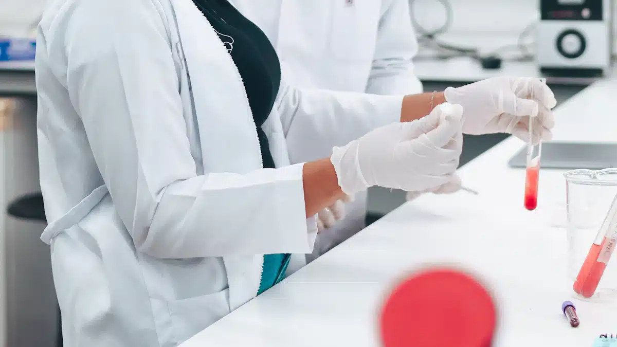 Salud ambiental: cómo la química ayuda a prevenir los riesgos de la contaminación 9 Dos especialistas con bata colaboran en un experimento químico de laboratorio