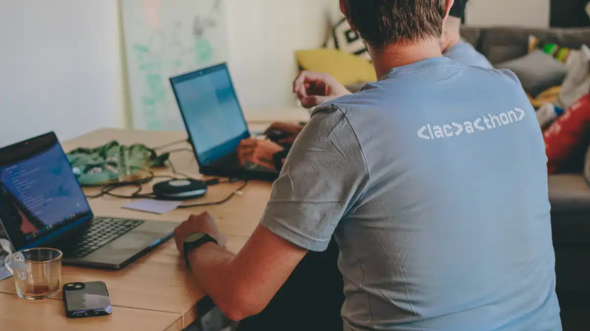 Copias de seguridad: tipos y estrategias para recuperar datos 4 Dos profesionales colaboran con ordenadores portátiles en una mesa de oficina
